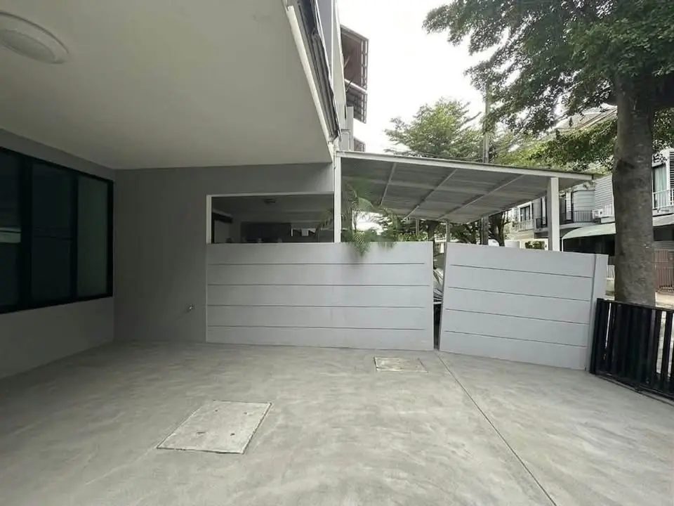 4-Storey Townhome for Rent at Areeya Mandarina, On Nut 39 - image 3 of 12