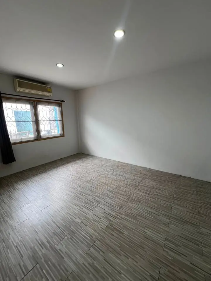 出租独栋住宅 Chokchai 4 Soi 36 拉抛 3卧2卫 - 第 2 张,共 12 张