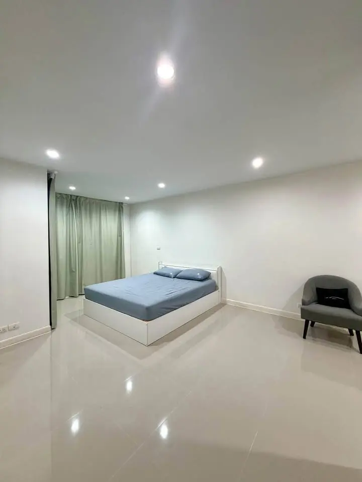 Renovated 3-Storey Townhouse for Rent at Metro Rama 9 near Stamford - image 7 of 10