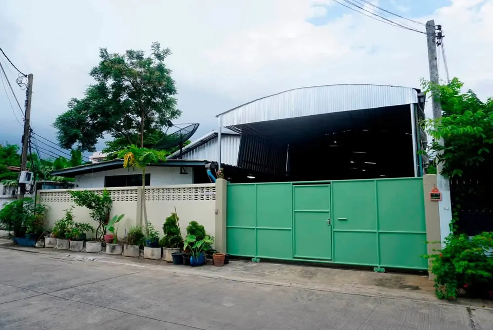 Warehouse with Office for Rent, Soi On Nut 61, Prawet, Bangkok - image 1 of 12