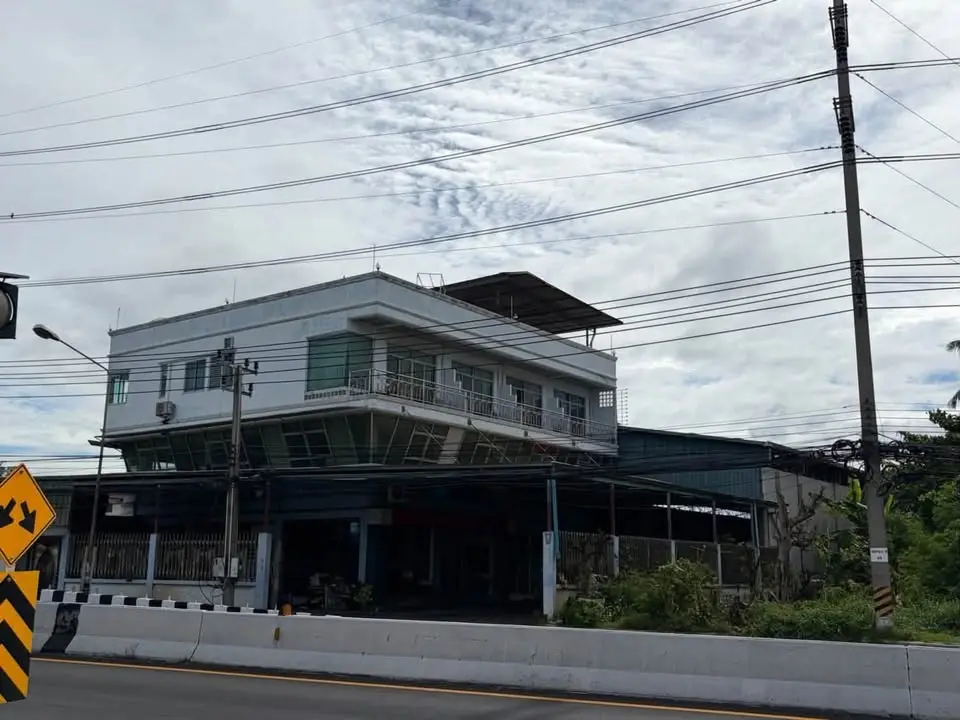 ขายโรงงานพร้อมออฟฟิศและที่พัก 488 ตร.ว. ถนนเศรษฐกิจ อ้อมน้อย - ภาพที่ 1 จาก 6