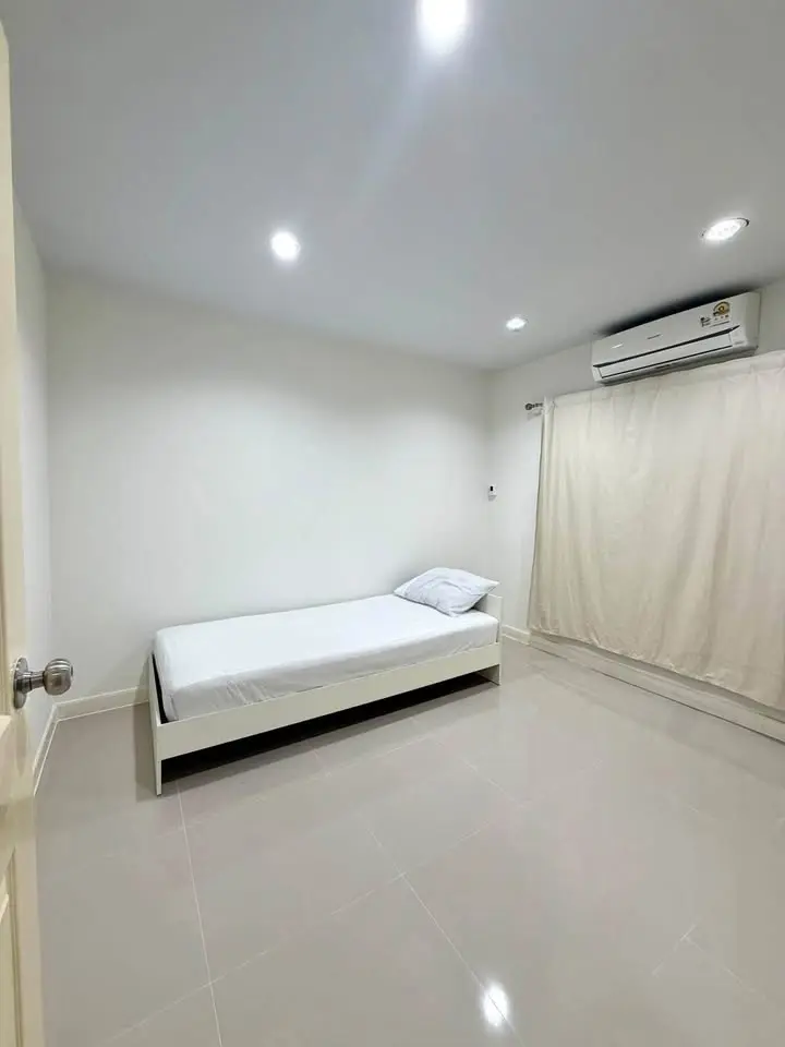 Renovated 3-Storey Townhouse for Rent at Metro Rama 9 near Stamford - image 2 of 10