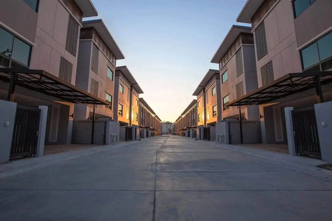 Corner 3-Storey Townhome with 3+1 Bedrooms for Rent at Sirihouse Ratchada 18 - image 1 of 12