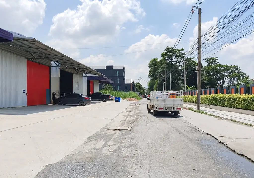 Warehouse Units for Rent in Sai Mai, with Office Options - image 5 of 6