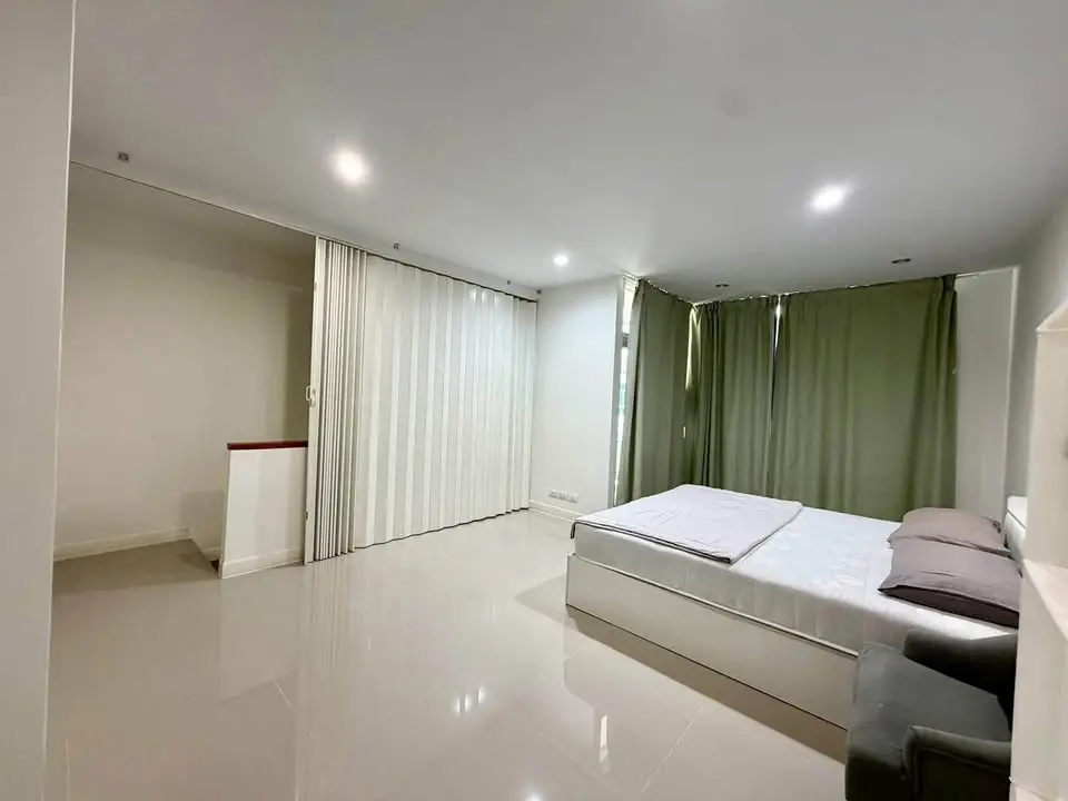 Renovated 3-Storey Townhouse for Rent at Metro Rama 9 near Stamford - image 3 of 10