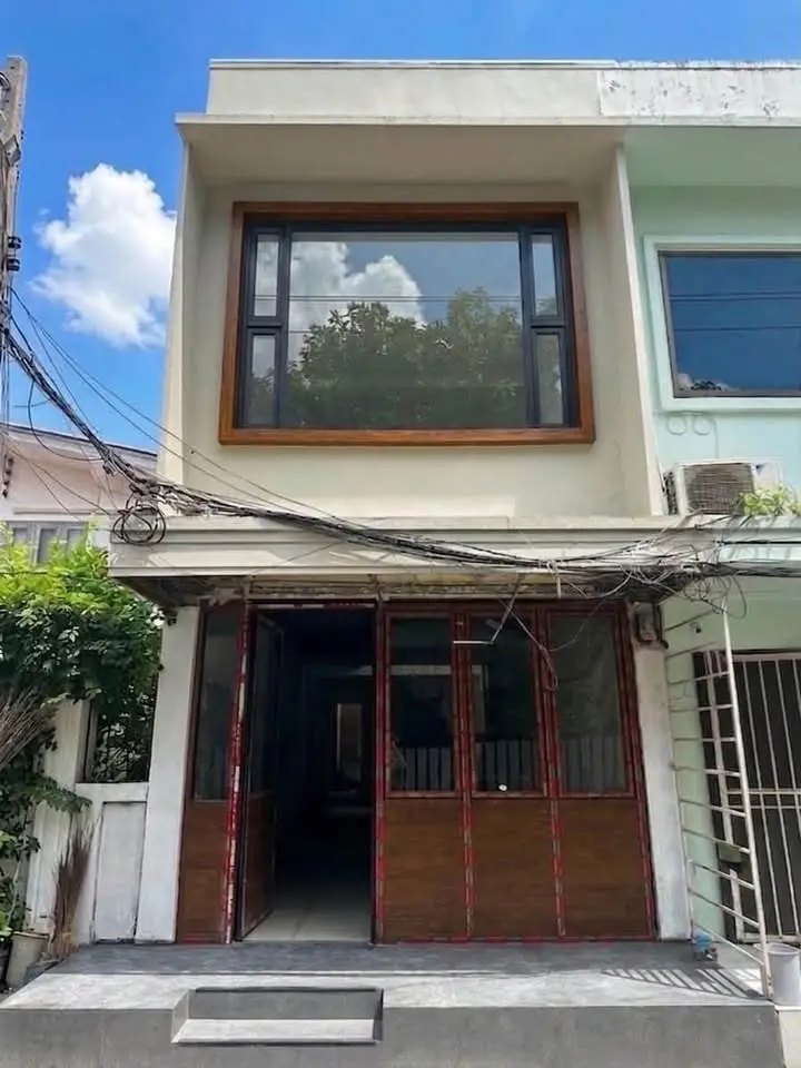 ให้เช่าทาวน์โฮม 2 ชั้น รีโนเวทใหม่ สไตล์ Mid-Century อินทามระ 3 สะพานควาย 140 ตร.ม. - ภาพที่ 1 จาก 5