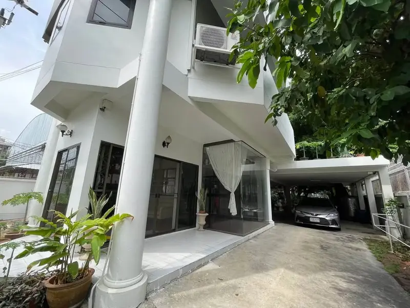 Pet-Friendly Detached House for Rent at Soi Phueng Mi 1, Bang Chak, 300 sqm