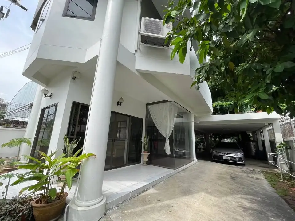 Pet-Friendly Detached House for Rent at Soi Phueng Mi 1, Bang Chak, 300 sqm - image 1 of 12