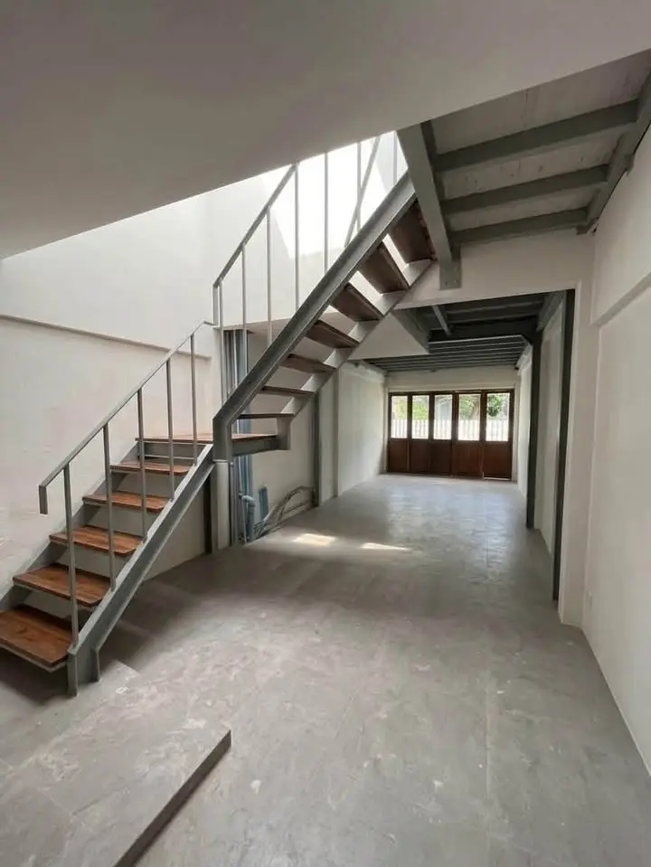 ให้เช่าทาวน์โฮม 2 ชั้น รีโนเวทใหม่ สไตล์ Mid-Century อินทามระ 3 สะพานควาย 140 ตร.ม. - ภาพที่ 2 จาก 5