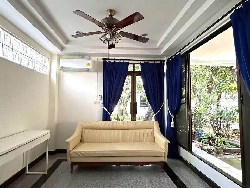 Pet-Friendly Detached House for Rent at Soi Phueng Mi 1, Bang Chak, 300 sqm - image 3 of 12