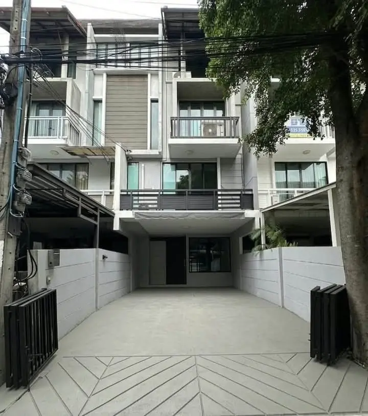 4-Storey Townhome for Rent at Areeya Mandarina, On Nut 39 - image 2 of 12