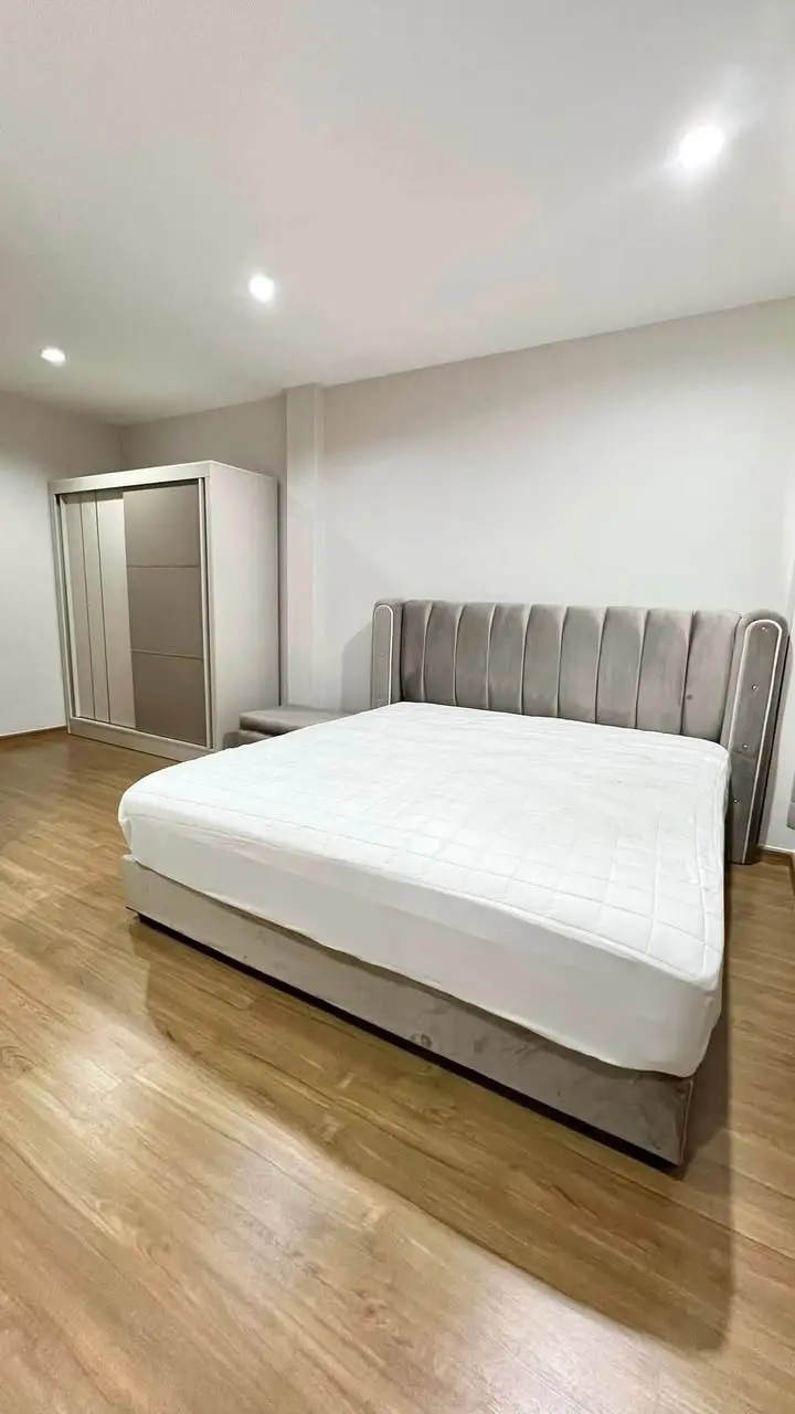 Corner 3-Storey Townhome with 3+1 Bedrooms for Rent at Sirihouse Ratchada 18 - image 7 of 12