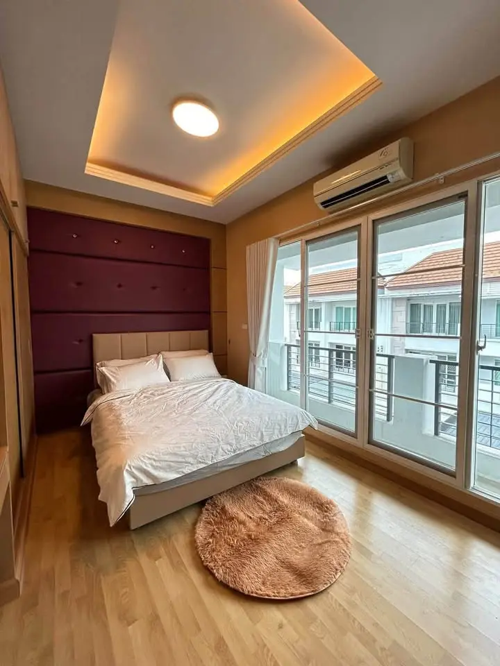 3-Storey Townhome for Rent at Baan Klang Muang S-Sense Rama 9-Lat Phrao - image 11 of 12