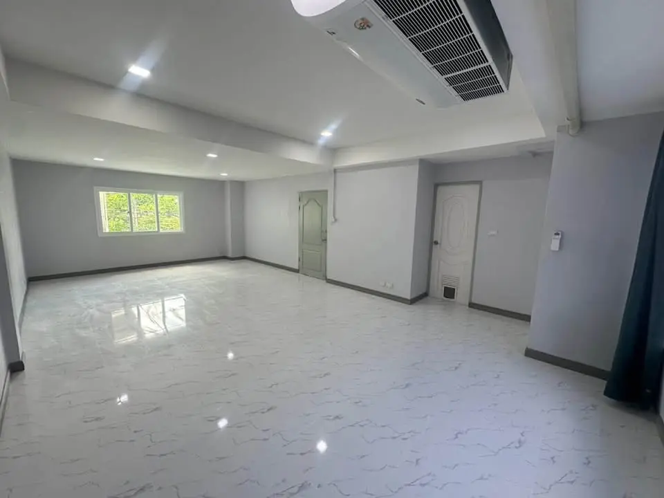 四层商住办公楼出租 320 平方米 Sinthanee Lat Phrao 80 近地铁 Lat Phrao 83 站 - 第 4 张,共 12 张