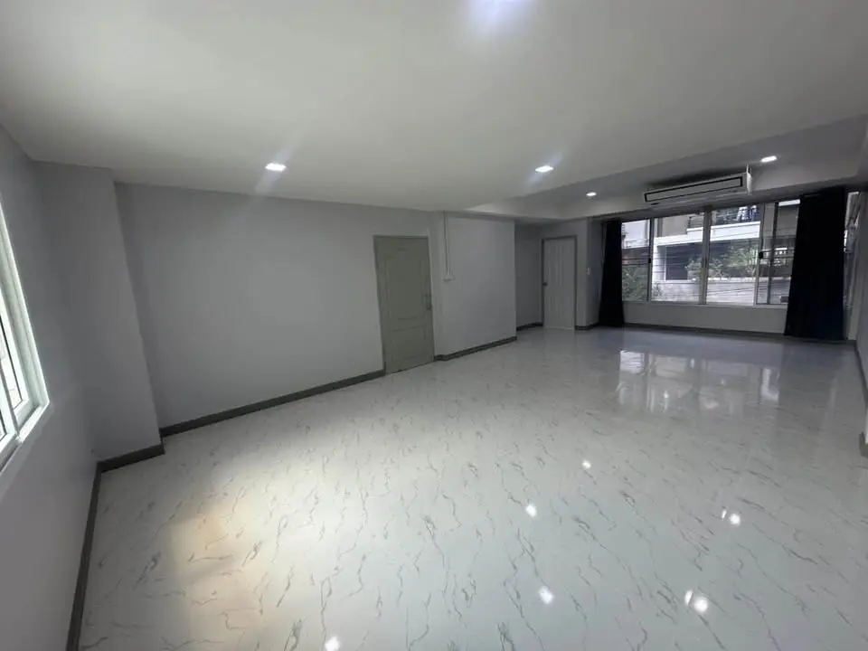 四层商住办公楼出租 320 平方米 Sinthanee Lat Phrao 80 近地铁 Lat Phrao 83 站 - 第 3 张,共 12 张