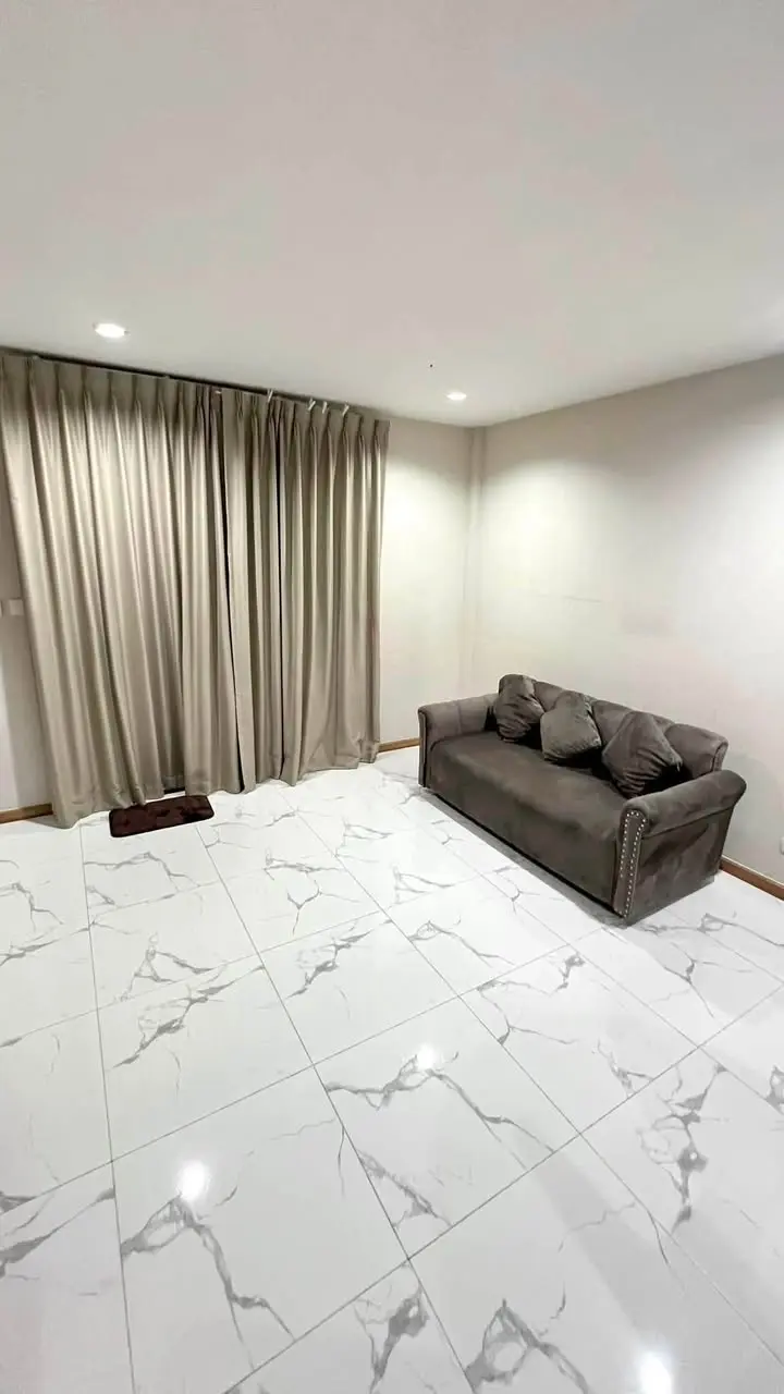 Corner 3-Storey Townhome with 3+1 Bedrooms for Rent at Sirihouse Ratchada 18 - image 8 of 12