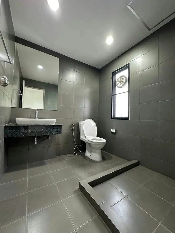 4-Storey Townhome for Rent at Areeya Mandarina, On Nut 39 - image 12 of 12