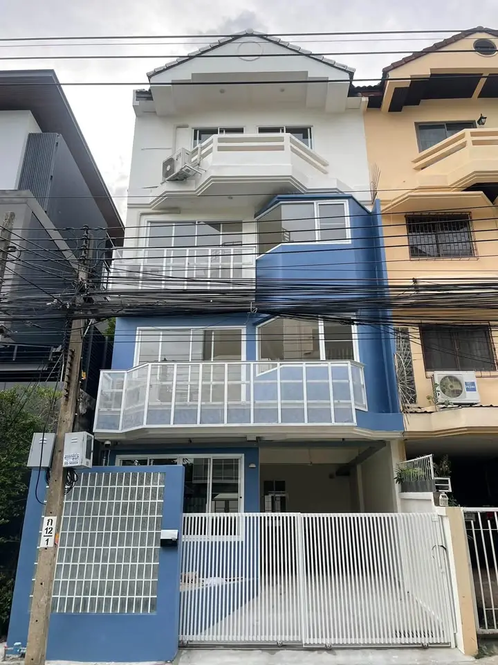 Newly Renovated 3-Bedroom House for Rent and Sale, Rama 9 Soi 13 - image 1 of 6