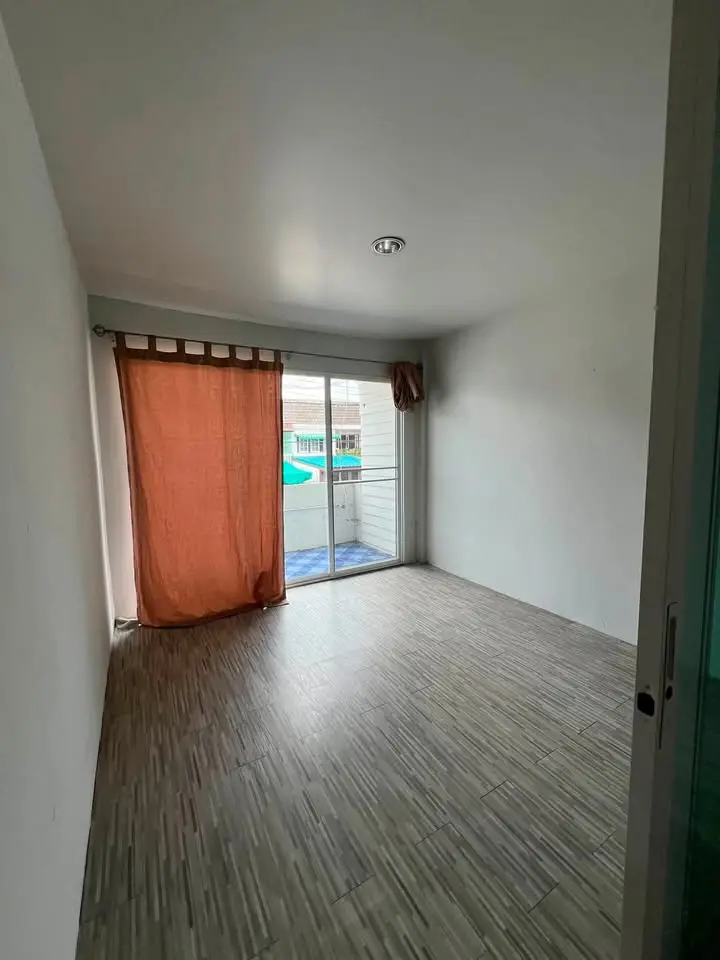 出租独栋住宅 Chokchai 4 Soi 36 拉抛 3卧2卫 - 第 6 张,共 12 张