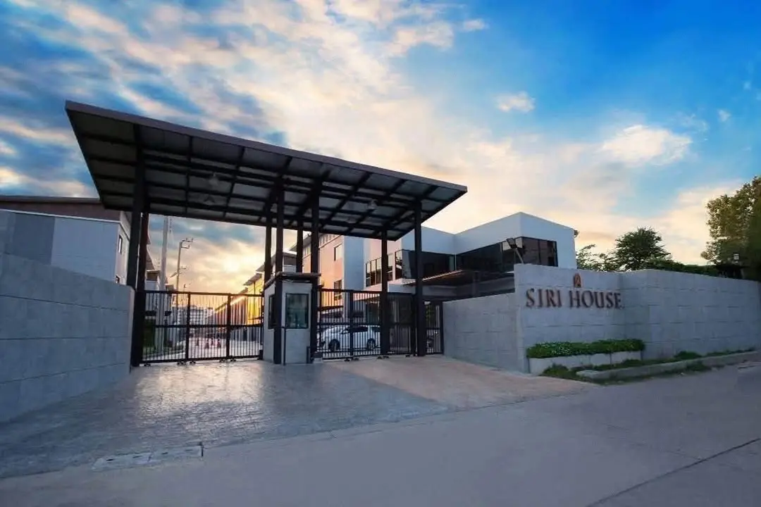 Corner 3-Storey Townhome with 3+1 Bedrooms for Rent at Sirihouse Ratchada 18 - image 2 of 12