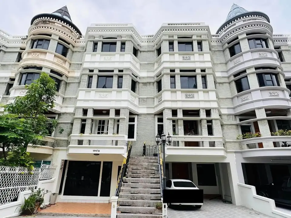 ให้เช่าทาวน์โฮม / โฮมออฟฟิศ หมู่บ้านชิชา คาสเซิล สุขุมวิท 31 4 ห้องนอน 350 ตร.ม. - ภาพที่ 1 จาก 12