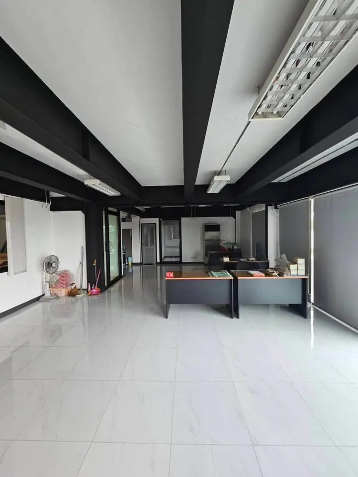 1,800 sqm Warehouse for Rent on Kanchanaphisek Ring Road, Lat Lum Kaeo - image 2 of 11