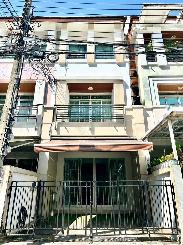3-Storey Townhome for Rent, Baan Klang Muang The Paris, Krungthep Kreetha 7 - image 1 of 8