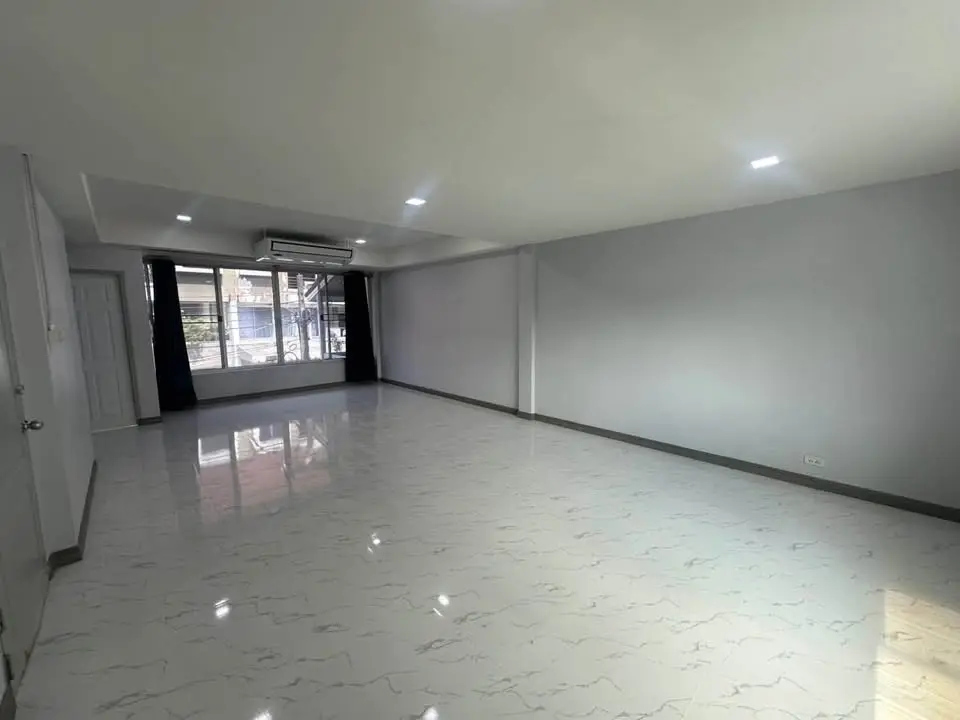 四层商住办公楼出租 320 平方米 Sinthanee Lat Phrao 80 近地铁 Lat Phrao 83 站 - 第 2 张,共 12 张