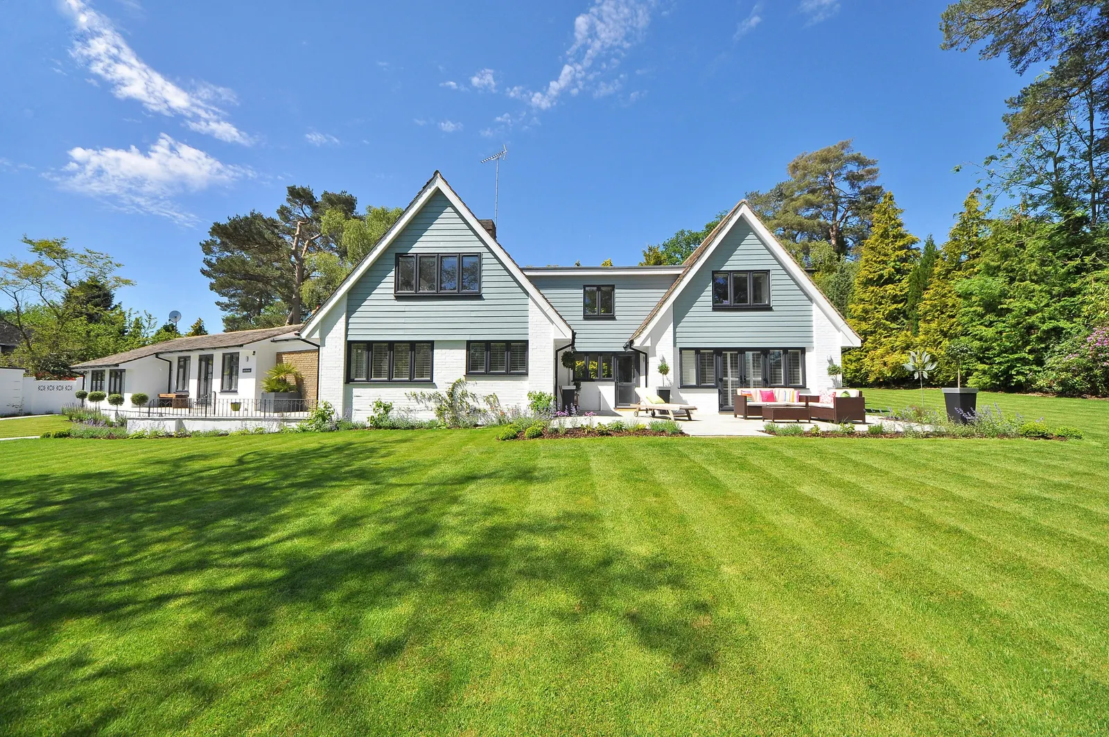 Homebuyer planning down payment and monthly mortgage budget