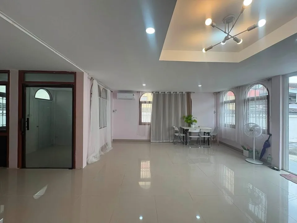 ขาย / ให้เช่า บ้านเดี่ยว ลาดพร้าว 101 แยก 27 จอดรถได้ 10 คัน - ภาพที่ 2 จาก 12