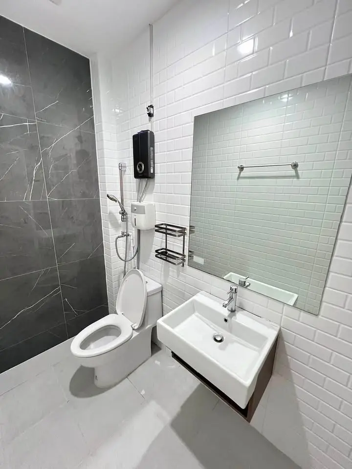 Corner 3-Storey Townhome with 3+1 Bedrooms for Rent at Sirihouse Ratchada 18 - image 9 of 12