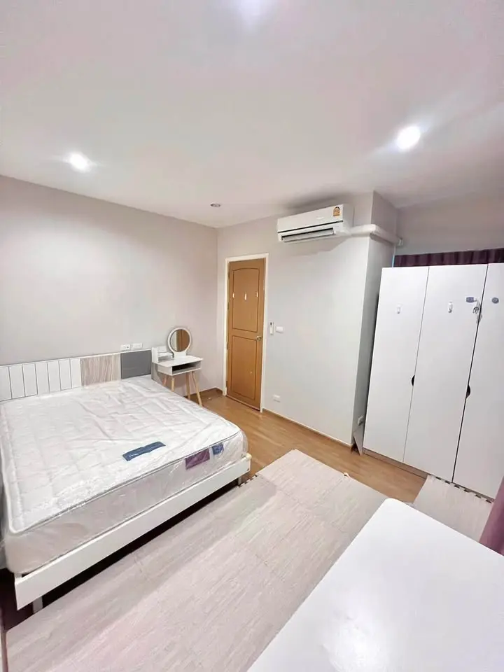 Corner 3-Storey Townhome with 3+1 Bedrooms for Rent at Sirihouse Ratchada 18 - image 4 of 12