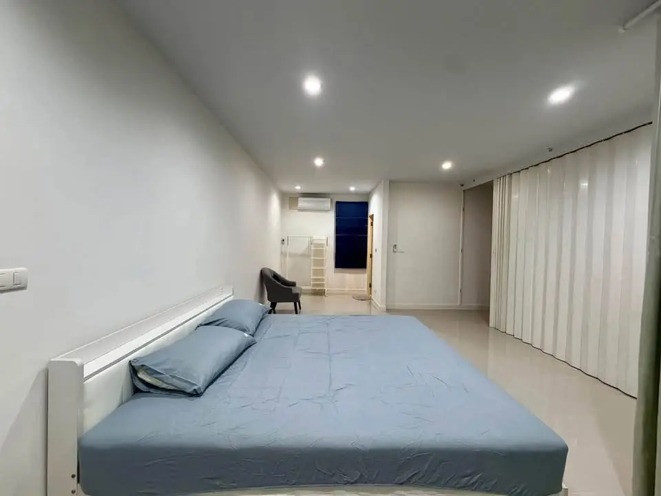 Renovated 3-Storey Townhouse for Rent at Metro Rama 9 near Stamford - image 4 of 10