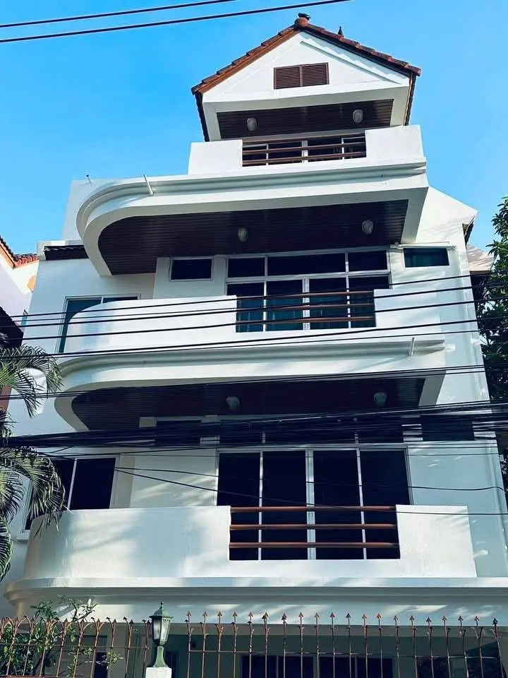 ให้เช่าบ้านเดี่ยว 4 ชั้น สุขุมวิท 31 ใกล้ BTS พร้อมพงษ์ 5 ห้องนอน 350–400 ตร.ม. - ภาพที่ 1 จาก 12