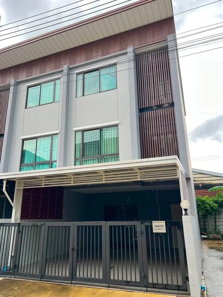 Corner 3-Storey Townhome with 3+1 Bedrooms for Rent at Sirihouse Ratchada 18 - image 3 of 12