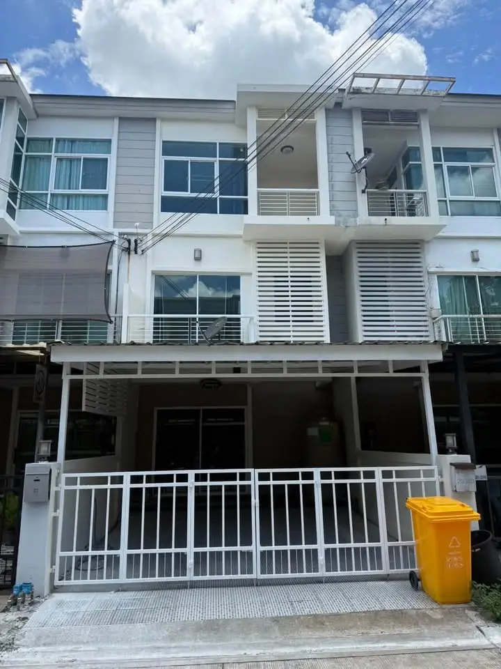 Renovated 3-Storey Townhouse for Rent at Metro Rama 9 near Stamford - image 9 of 10