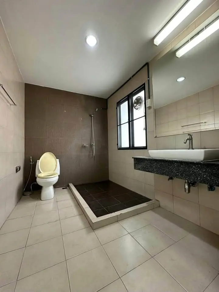 4-Storey Townhome for Rent at Areeya Mandarina, On Nut 39 - image 11 of 12