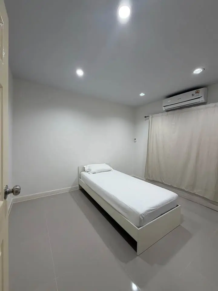 Renovated 3-Storey Townhouse for Rent at Metro Rama 9 near Stamford - image 5 of 10