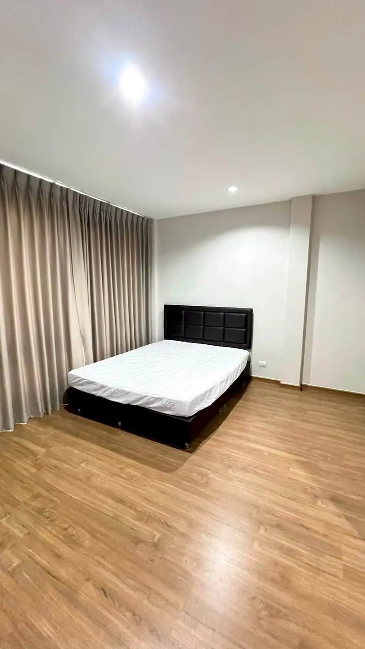 Corner 3-Storey Townhome with 3+1 Bedrooms for Rent at Sirihouse Ratchada 18 - image 5 of 12