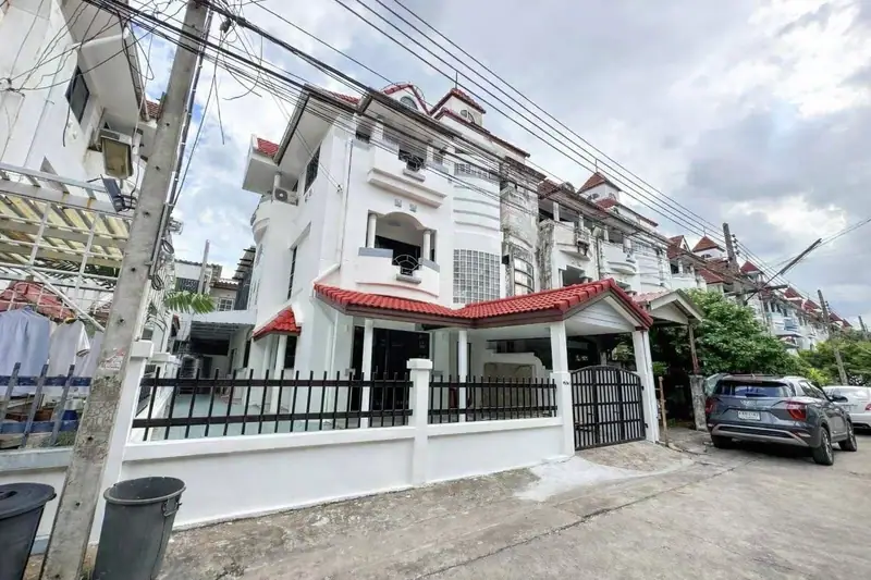 ให้เช่าบ้านแฝด 4 ชั้น หมู่บ้าน Home Avenue สุขุมวิท 101/1 ใกล้ BTS ปุณณวิถี เลี้ยงสัตว์ได้ 5 ห้องนอน 5 ห้องน้ำ ราคา 40,000 บาท/เดือน