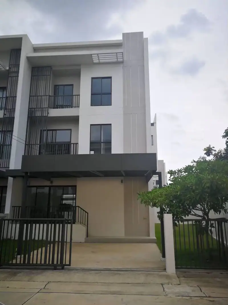 ให้เช่าทาวน์โฮม 3 ชั้น Villa Albero ถนนกรุงเทพกรีฑา ใกล้ Wellington & Brighton 3 ห้องนอน 3 ห้องน้ำ 43,000 บาท/เดือน