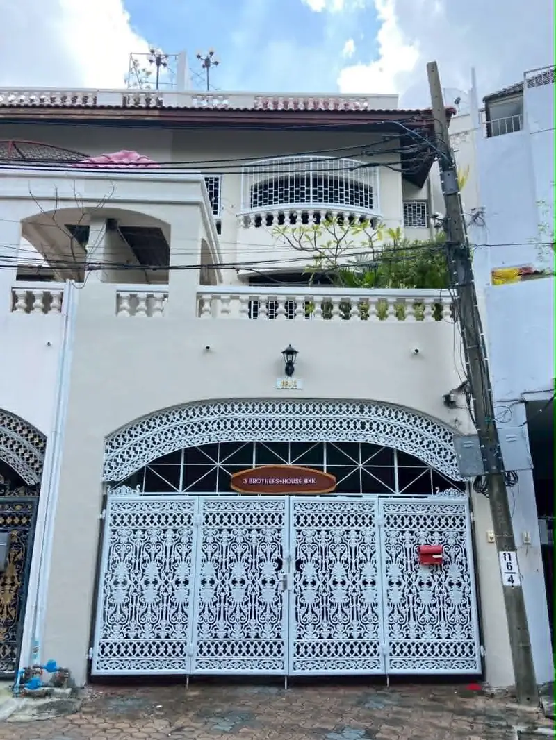 Luxury 4-Storey Townhouse at Ekkamai Soi 4
